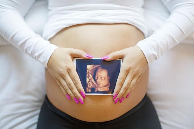 孕晚期，孕妇下腹部隐隐痛有七种情况，出现三个信号才说明要生了