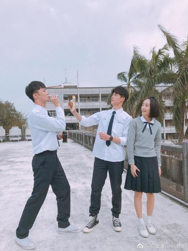 打打闹闹的三个人。