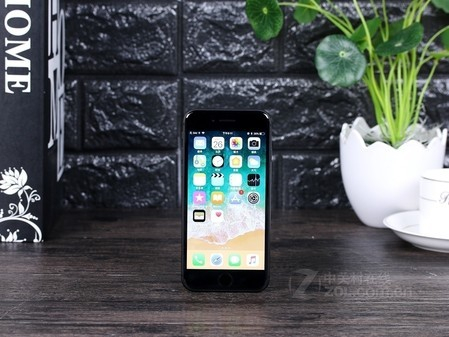图为:苹果 iPhone 8
