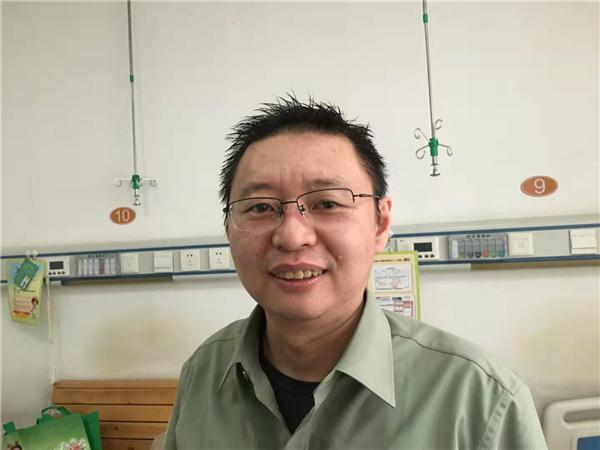 黄磊脱下防护服后已是大汗淋漓。张芸 摄
