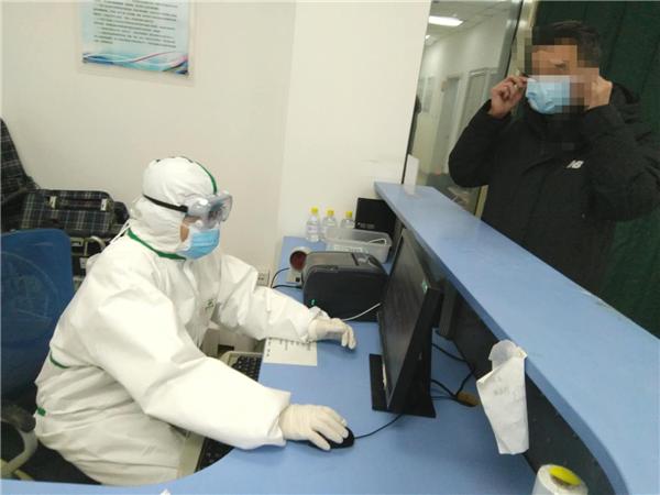 黄磊接诊患者。张芸 摄