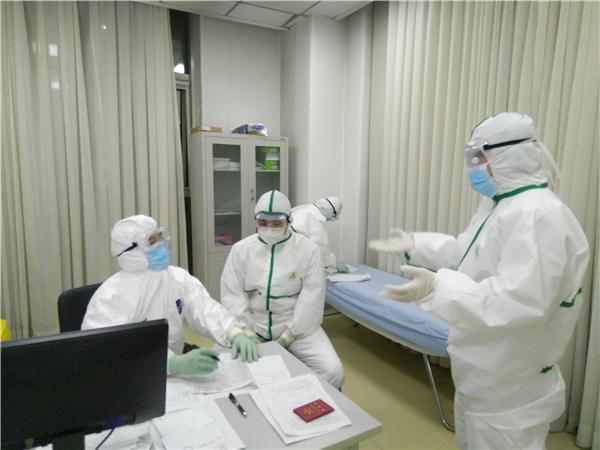 黄磊和同事讨论病例。张芸 摄