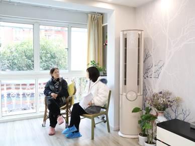 (图为张女士接受记者采访)