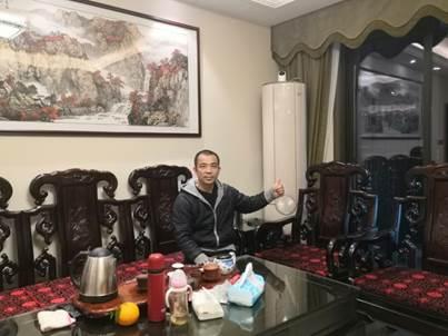 (图为沈先生与格力风无界新风空调合影)
