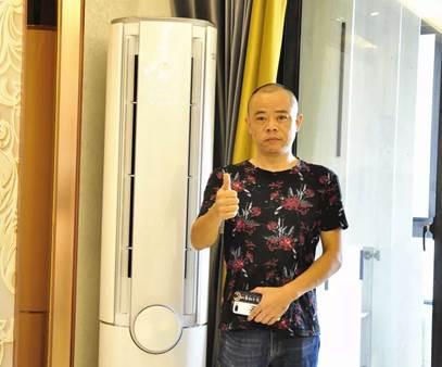 (图为何先生与格力风无界新风空调合影)