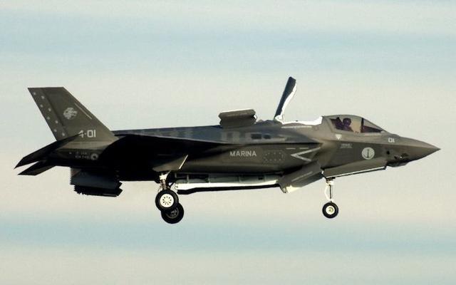 图片:意大利海军此前接收的F-35垂直/短距起降战斗机。