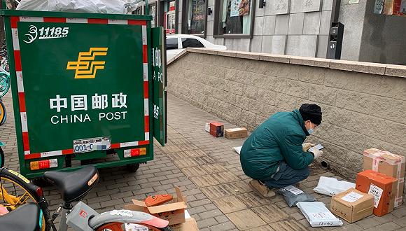 图为北京一小区门口中国邮政快递员等待派件现场。(图文无直接相关,拍摄:郑萃颖)