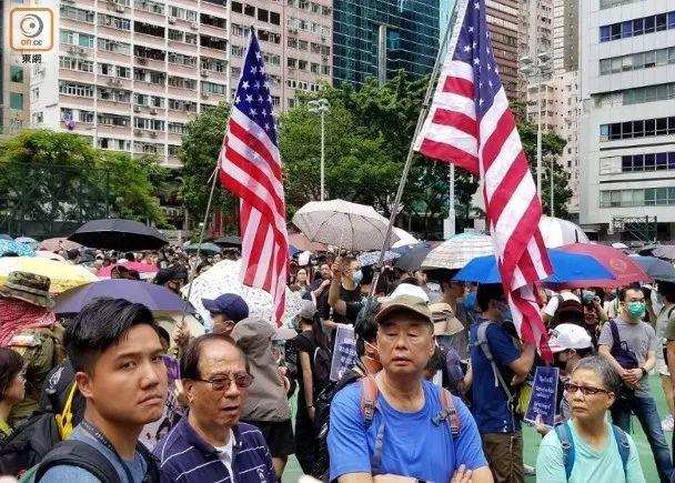 今晨，“乱港四人帮”2人被捕，警方搜家