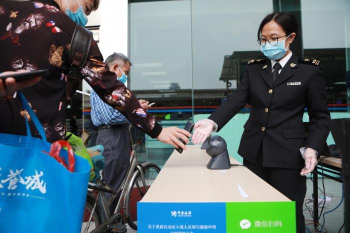 图为:拱北口岸旅客出示健康申报码进行验核 拱北海关供图