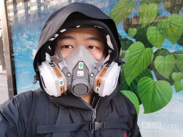 因没买到口罩被迫使用KN95防毒面罩