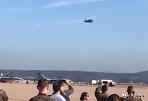 现场视频截图:F-18飞越纪念仪式现场