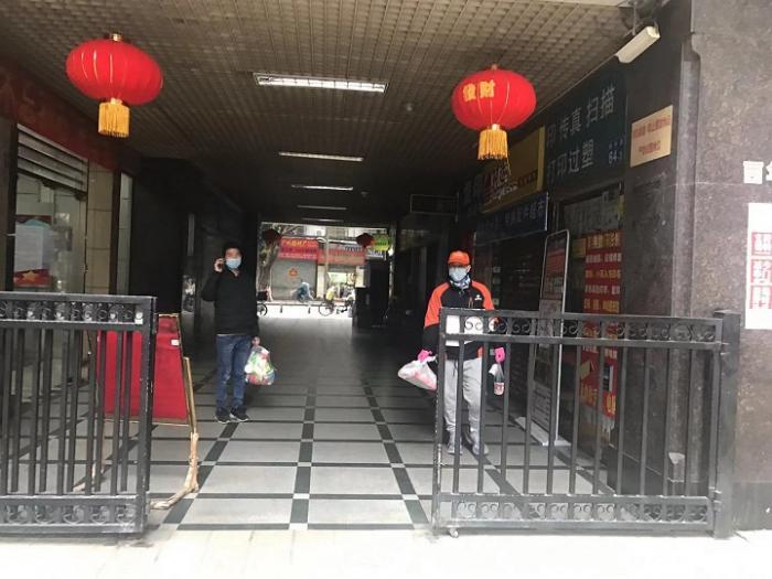 (为应对疫情,不少企业推出“无接触送餐”服务)