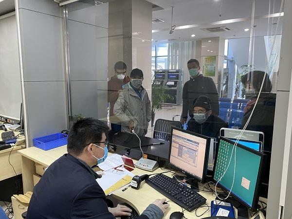图说:登记中心分批给市民办理手续 采访对象供图(下同)