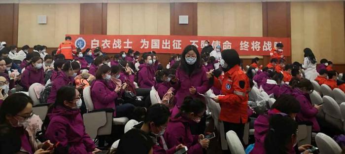 誓师大会现场的医疗队员们 姜泓冰摄