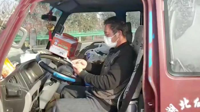 肖师傅的驾驶室 图源封面视频