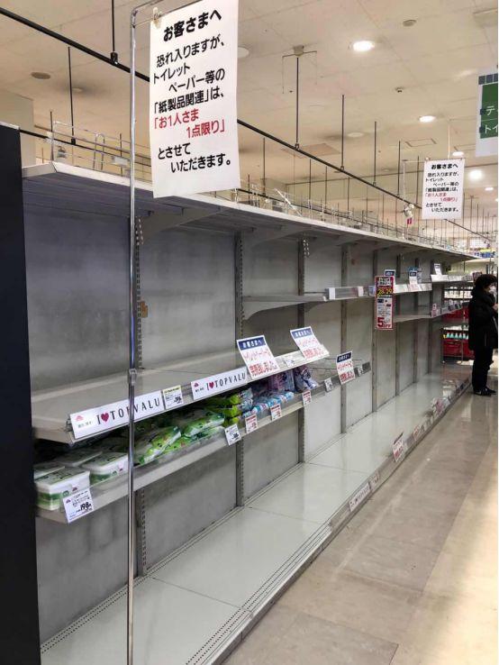 ▲日本的生活用纸被抢购。中新社记者 吕少威 摄