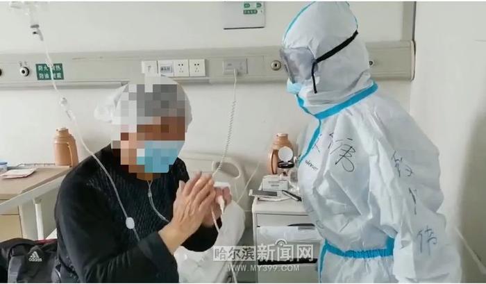 连线武汉丨老人找所有白衣战士要签名:“我要传给孙子,让孩子们永远记住你们”