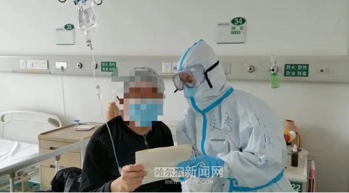 连线武汉丨老人找所有白衣战士要签名:“我要传给孙子,让孩子们永远记住你们”