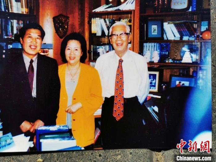 左起:周明、张香华、柏杨。出版社供图
