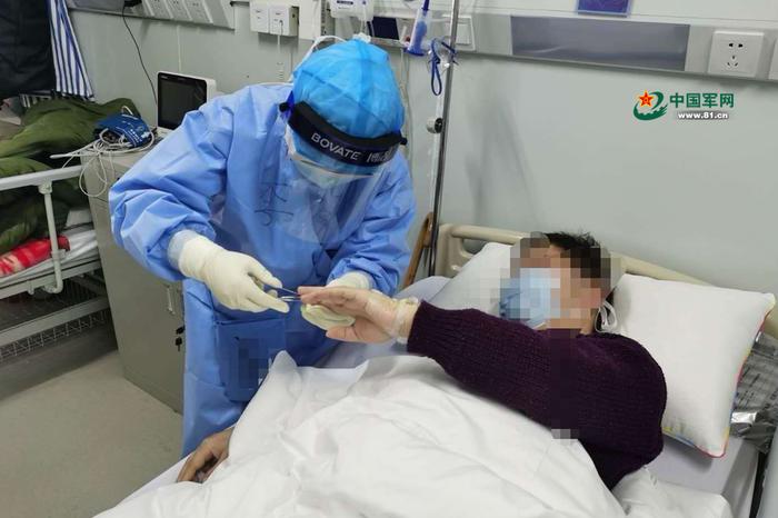 李明为患者做生活护理。程瑞摄
