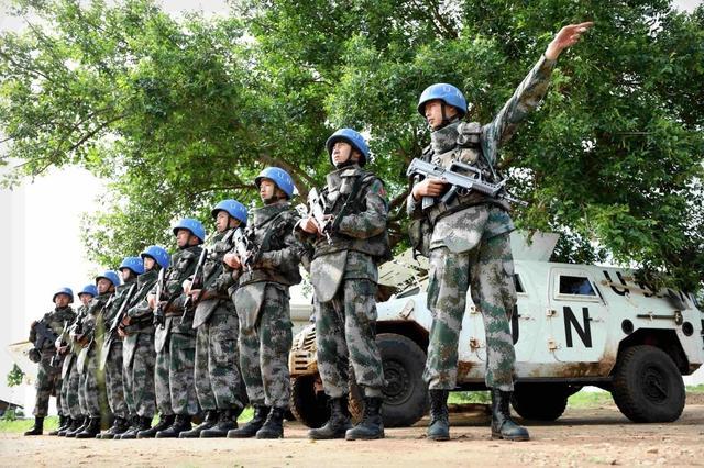 图为穿着防弹衣参加维和的中国军人