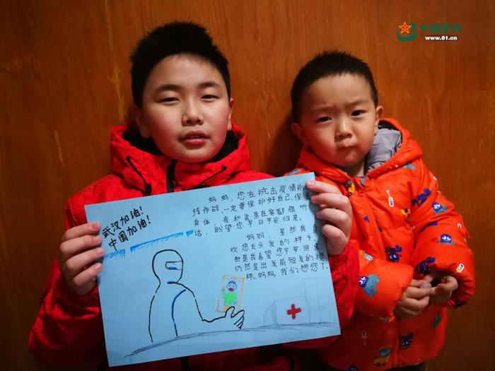 儿子孔博宇、孔得源为李明暖心加油。孔亮摄