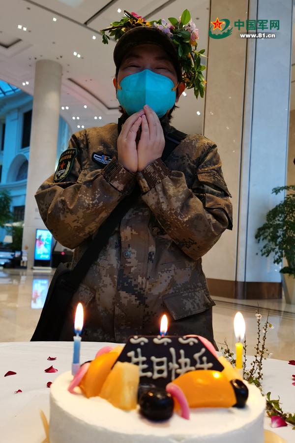 李明在生日会上许愿。黄咏梅摄