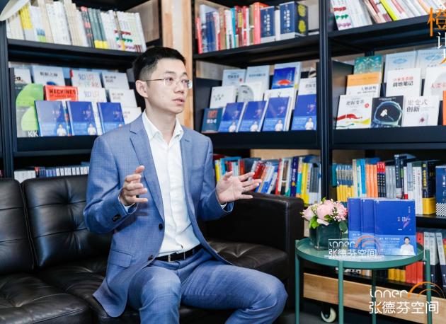 (张德芬空间CEO 卢熠翎接受记者采访)