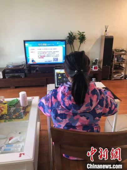 学生开始空中课堂学习。 陈静 摄