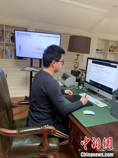 教师网络连线,与学生互动,答疑解惑。 陈静 摄