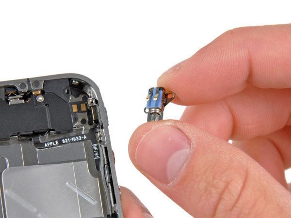 iPhone 4 的转子马达,图自 iFixit