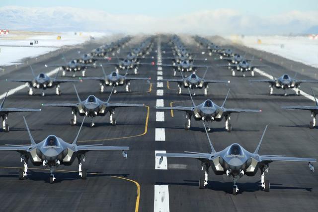 图为美军F-35隐形战机“大象漫步”,展示雄厚实力