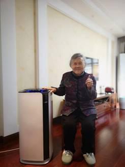 (图为王奶奶使用格力大松空气净化器KJ280F-A01)