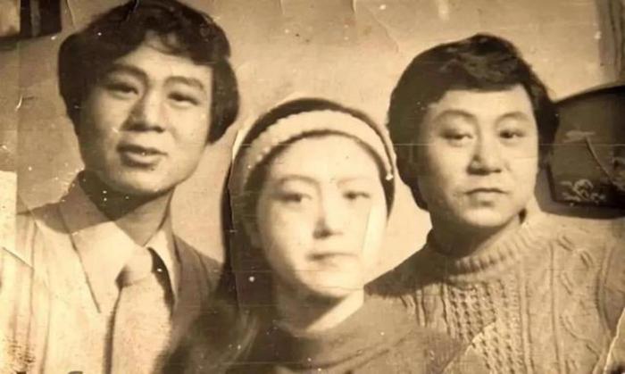 图:范伟(右)和哥哥姐姐