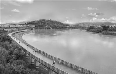 在浙江省仙居县永安溪畔的绿道上,晨练的市民络绎不绝。 李建伟摄