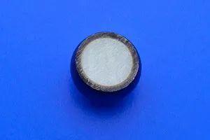 切开珍珠,可以看到白色的核。图片:ryukyu-shinju.co.jp