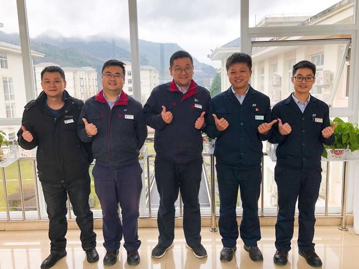 闵万雄(左二)和同事们合影 | 总台央广记者张兆福摄