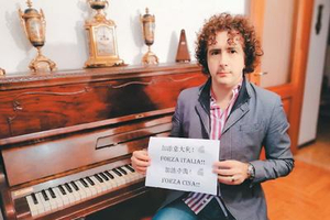 意大利小伙创作中文歌曲 呼吁全世界“共同战斗”