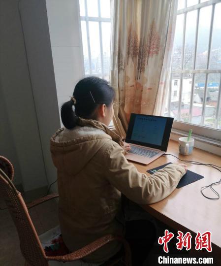 正在上课的大学生志愿者。校方供图