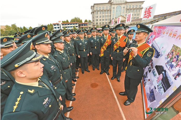 火箭军某部通过讲好身边人故事增强教育实效性。朱 伟摄