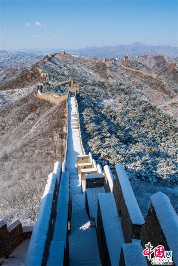 金山岭三月再遇飞雪 长城春装款款亮人眼