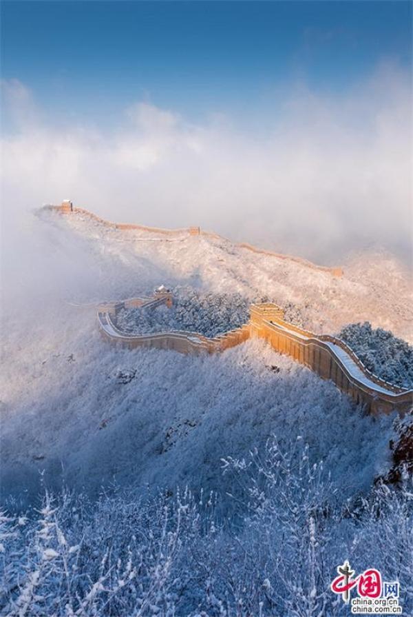 金山岭三月再遇飞雪 长城春装款款亮人眼