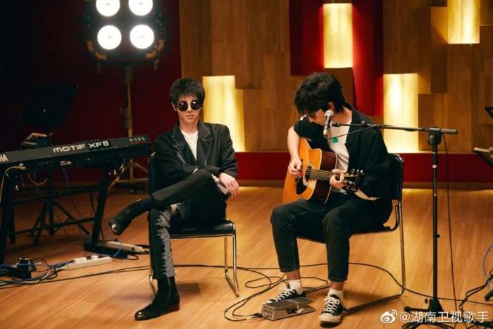 华晨宇(左)和左立(右)丨图片来源:新浪微博@湖南卫视歌手