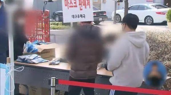 ▲韩国记者采访中遇到一位确诊患者排队购买口罩。图据Sedaily新闻