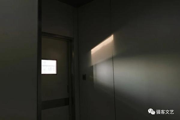 幽闭的ICU病房,只能从这个小窗看到外面的通道