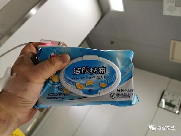 春节期间物资送不进来,护士刘杨带给孙英春的湿纸巾,要不就没得用了