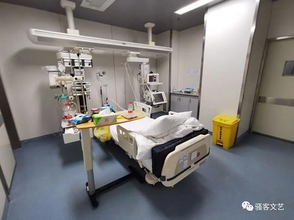 入院第八天,孙英春能站起来后拍摄的ICU病房