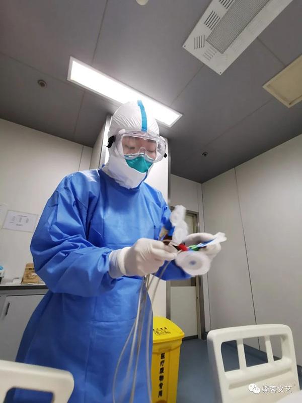 从肝炎病房支援的小护士,跟孙英春说自己胆子小,晚上下班不敢回家,就住在值班宿舍