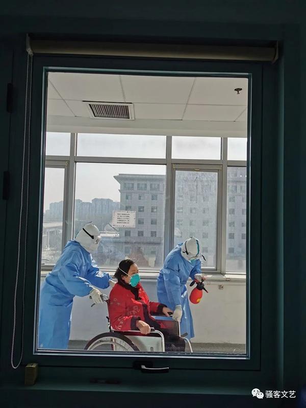 隔离病房,医护人员送老年病人去做CT