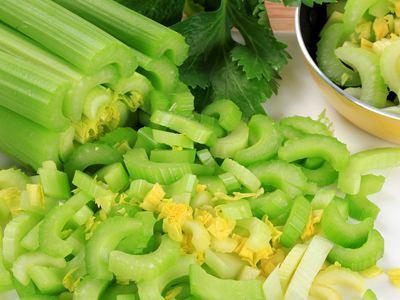 芹菜是蔬菜中的“膳食纤维之王”?有几种蔬菜,都要比芹菜高
